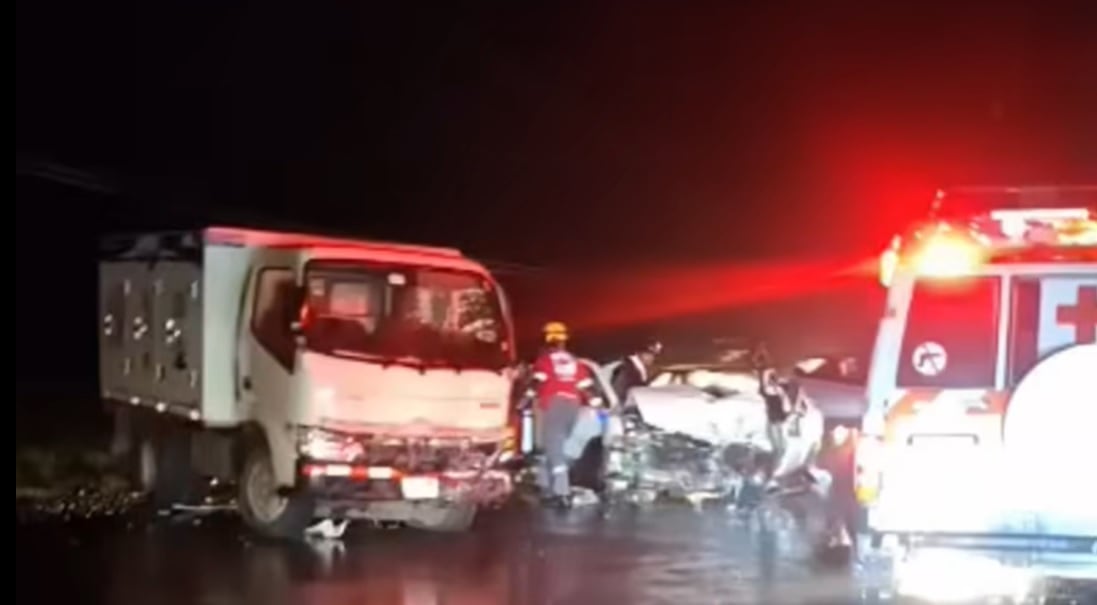 La mujer murió dentro del carro tras el violento choque. Foto Allan Jara/Facebook.