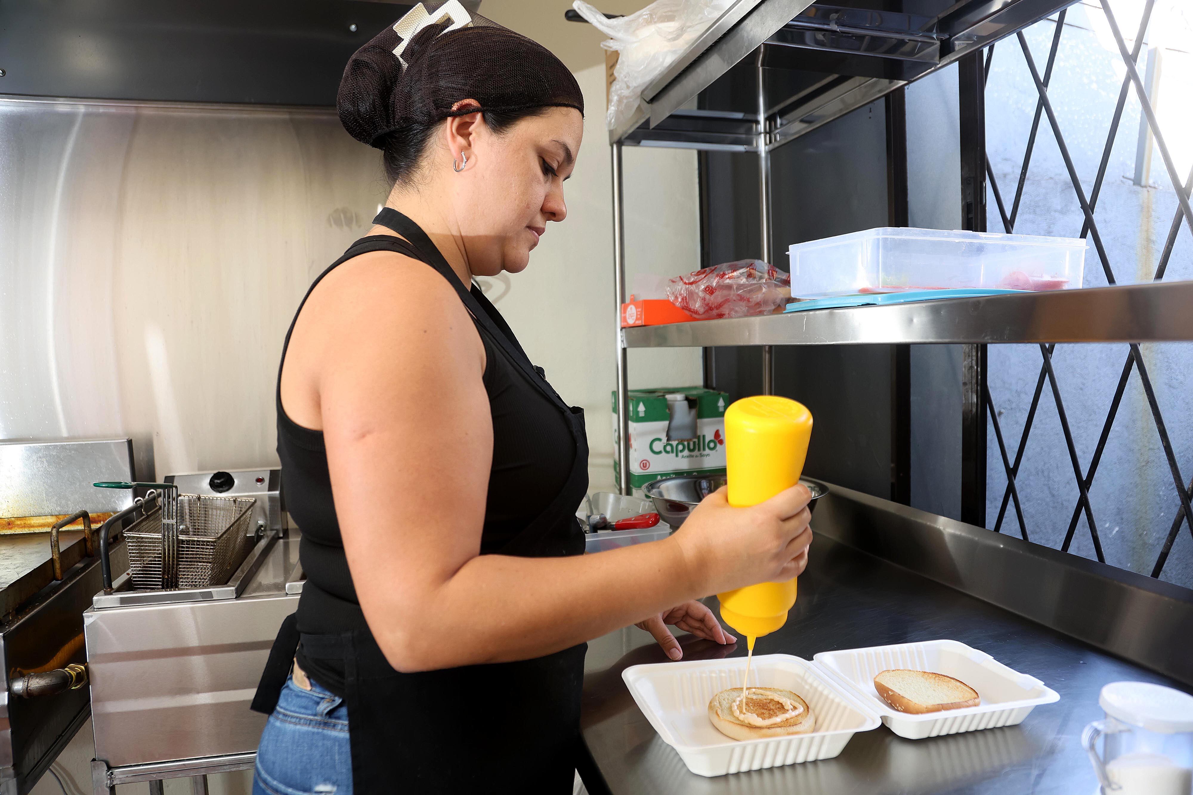 16/04/2024 Llorente de Tibás. Soda Lucy es un local de comida rápida: hamburguesas, sandwiches lápiz, tacos, doraditas, etc. Se trata de una especie de sucursal de la soda original de San Rafael de Oreamuno, en Cartago, con la misma calidad, precios muy accesibles y buena atención. Sus propietarios destacan que todos los alimentos, incluyendo las tortas y la mayonesa, son preparados por ellos mismos. Foto: Rafael Pacheco Granados