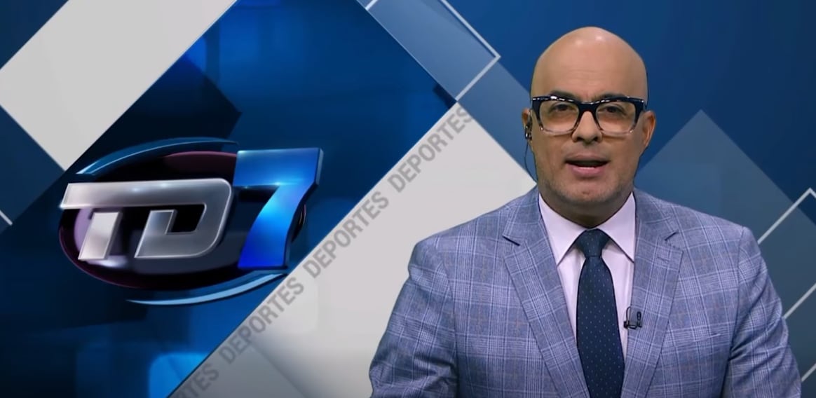 Jorge Martínez y el equipo Telenoticias FC.