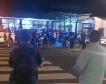 Homicidio en Pavas termina con alboroto afuera del hospital San Juan de Dios. foto cortesía.