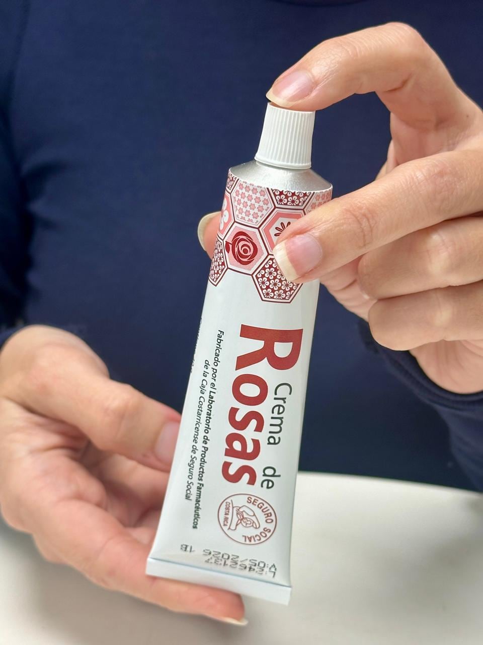 La Caja confirma que la tan querida cremita de rosas cambiará para siempre. La institución se prepara para relanzar a inicios del 2025 un nuevo aroma y presentación de este producto que tiene más de 50 años de usarse en los hogares costarricenses.