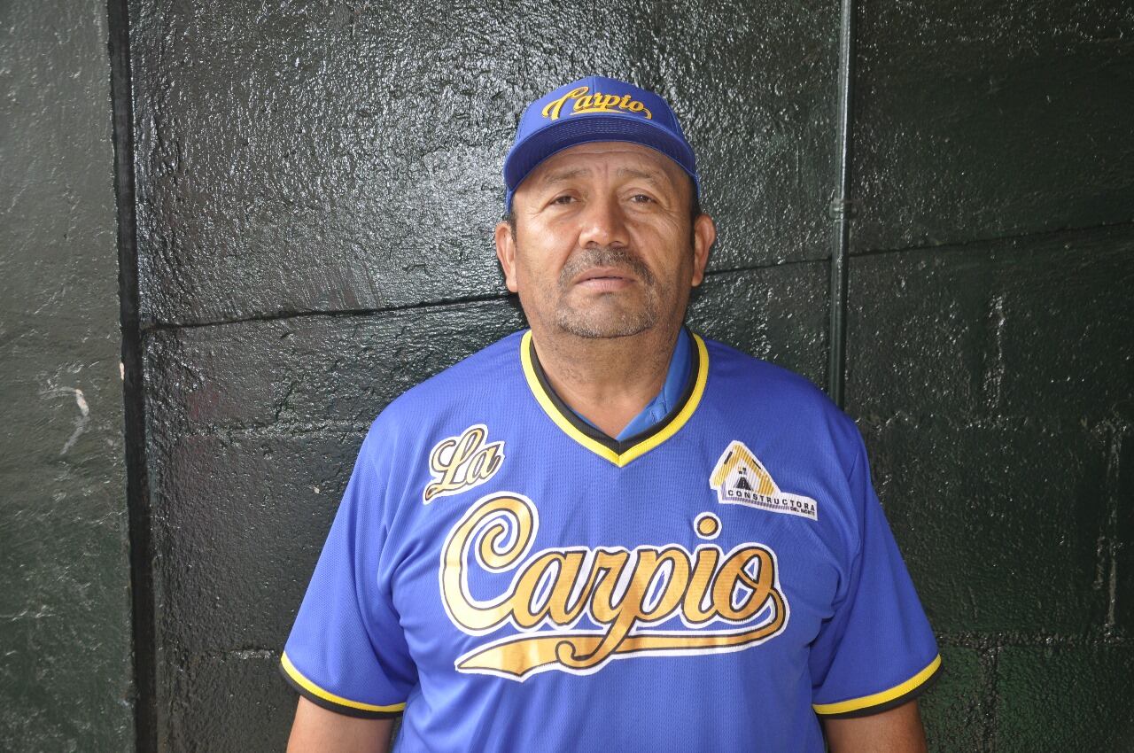 Ricardo Juárez Juárez, de 54 años, nació en la comarca El Manzano, en el municipio El Viejo, Chinandega, Nicaragua y a los 32 años se vino para Costa Rica y en La Carpio creo una academia de béisbol para rescatar niños y jóvenes de las drogas