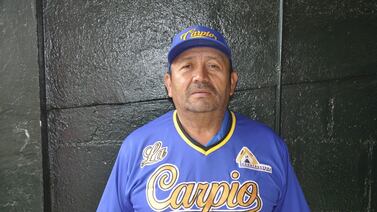 Nicaragüense a punta de béisbol aleja a niños y jóvenes de las drogas en La Carpio