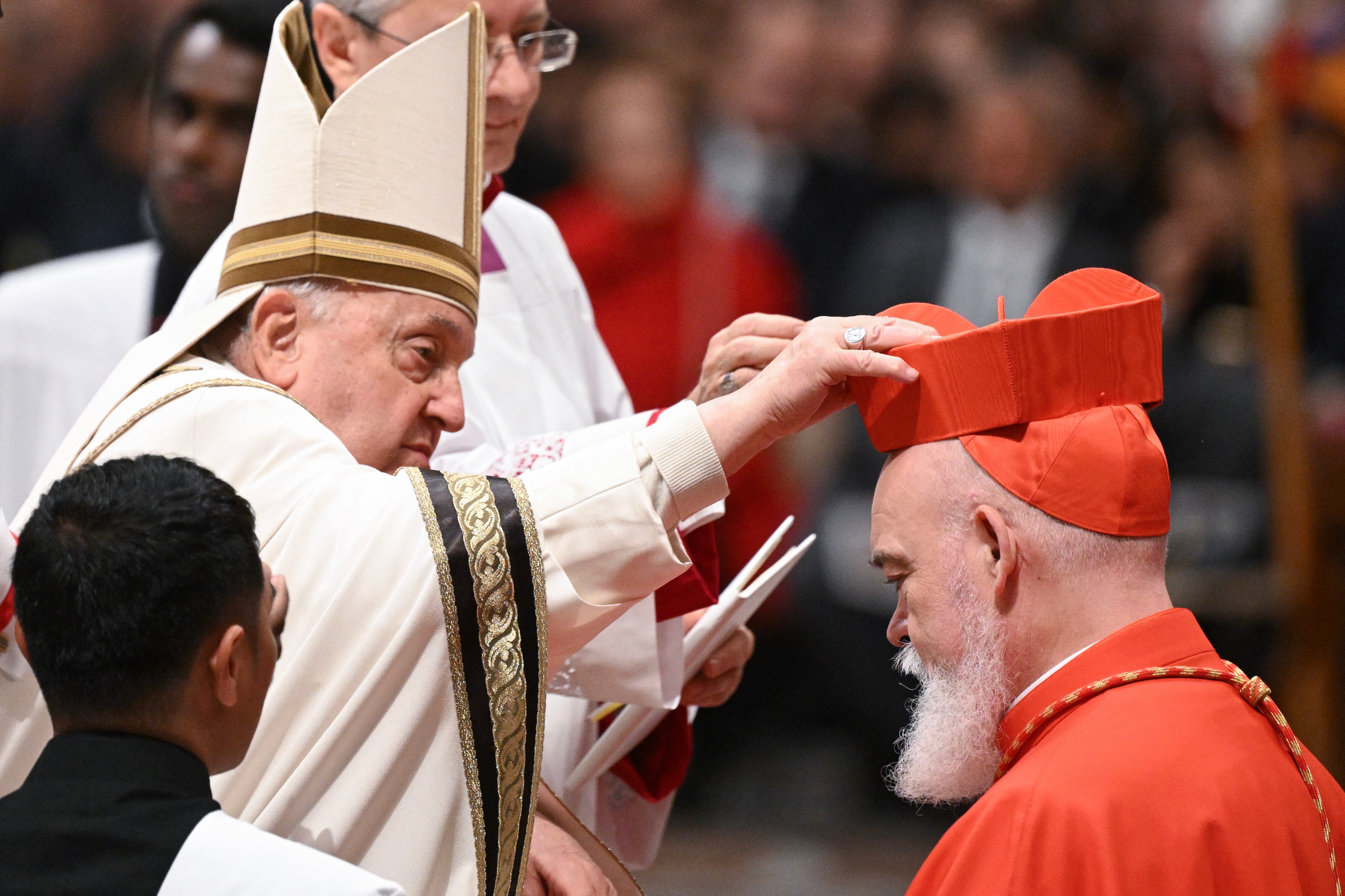 El papa Francisco entrega la birreta cardenalicia a un nuevo miembro del colegio cardenalicio en el Vaticano. Foto: AFP