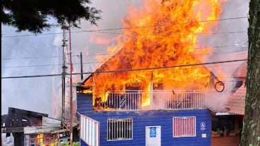 Familia que perdió tres casas en incendio necesita un abrazo solidario