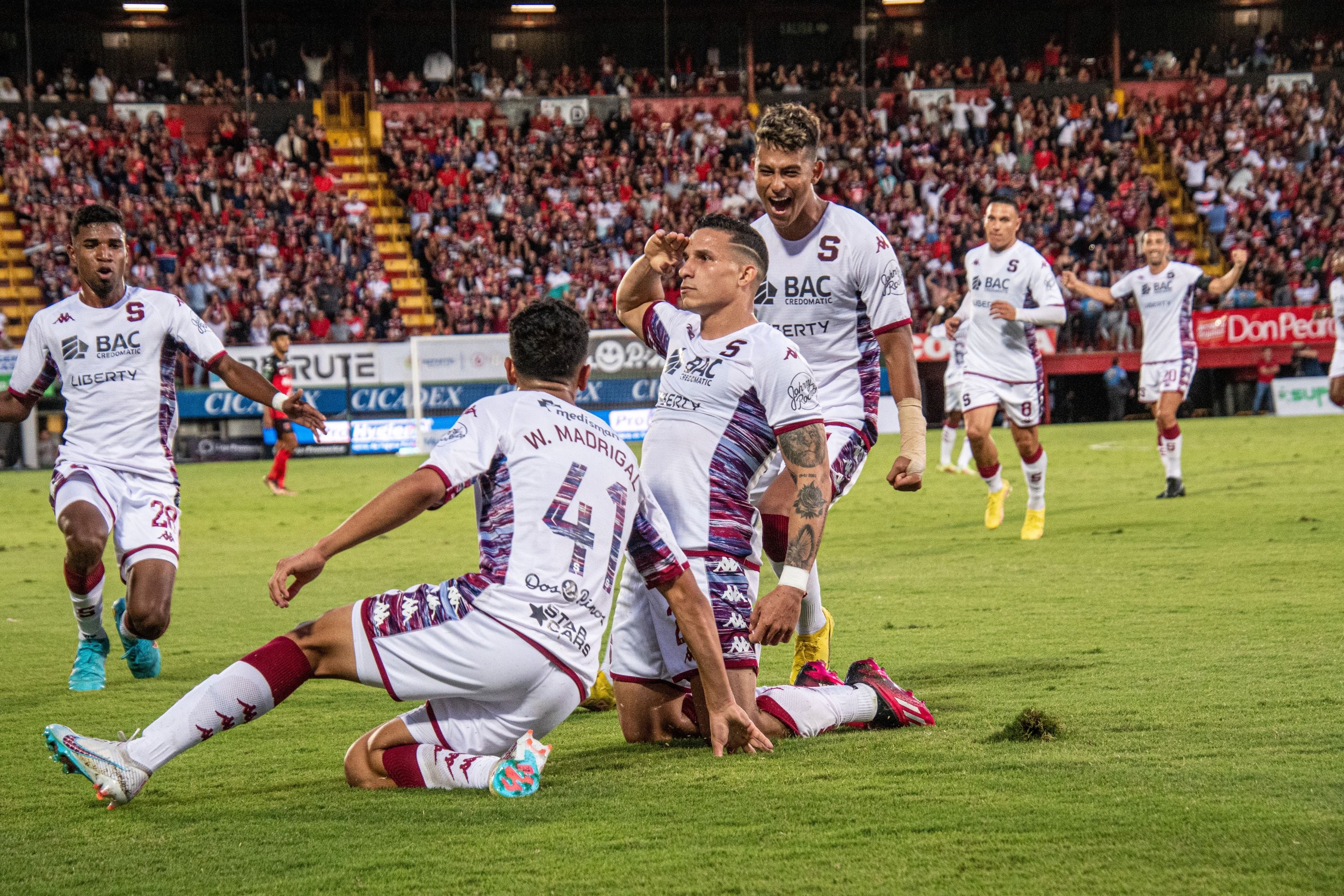 Luis Paradela anotó el primer gol del clásico ante Alajuelense. Prensa SAP.