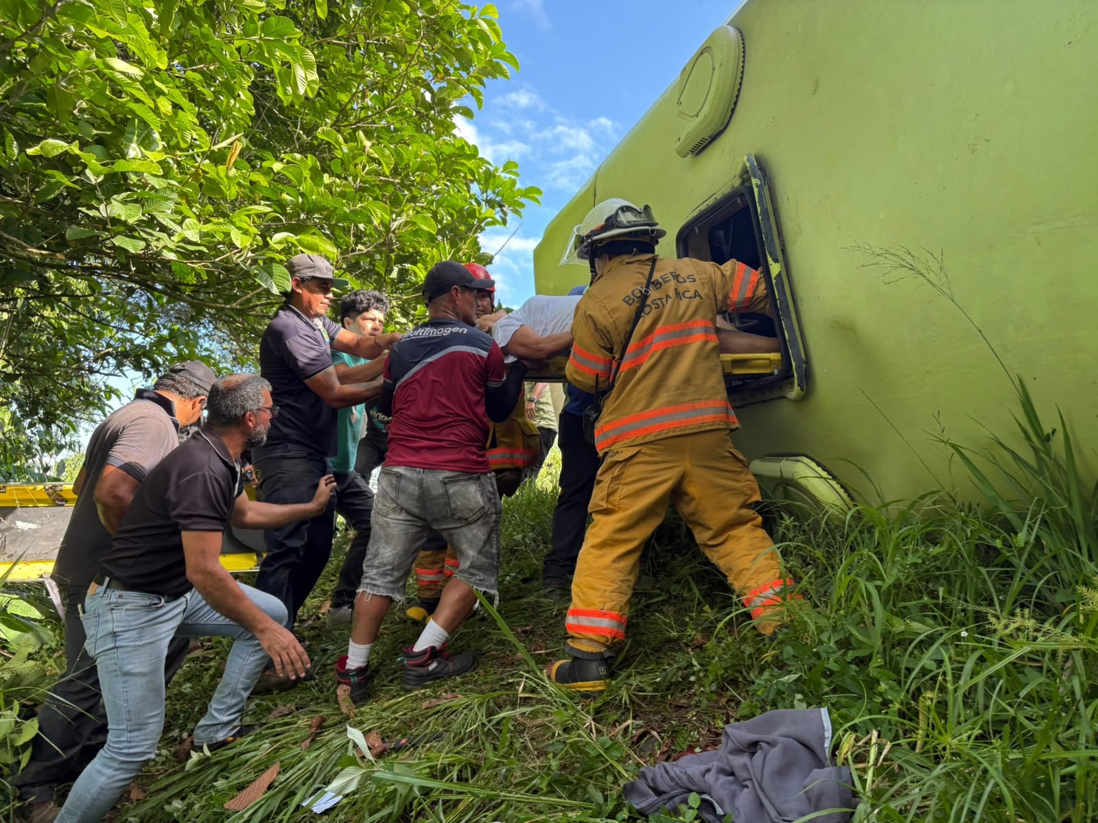 Algunos pasajeros y testigos del incidente ayudaron al personal de bomberos en Sarapiquí a sacar a los pasajeros de la unidad accidentada.