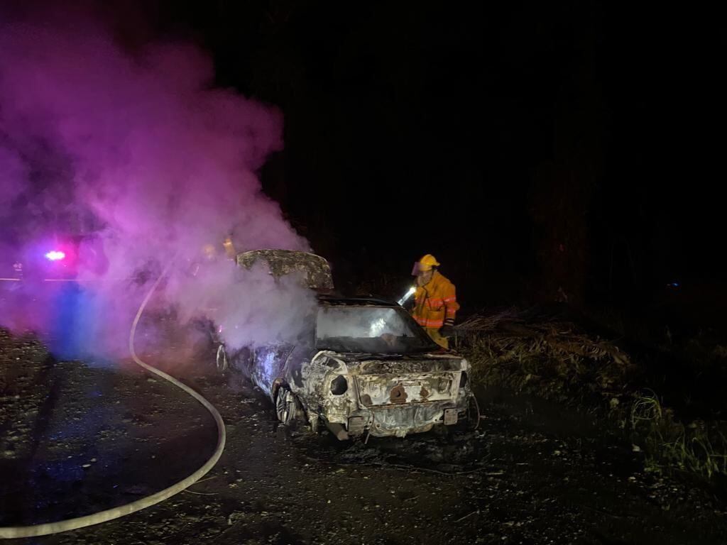 Dentro del carro estaba el hombre. Prensa Bomberos.