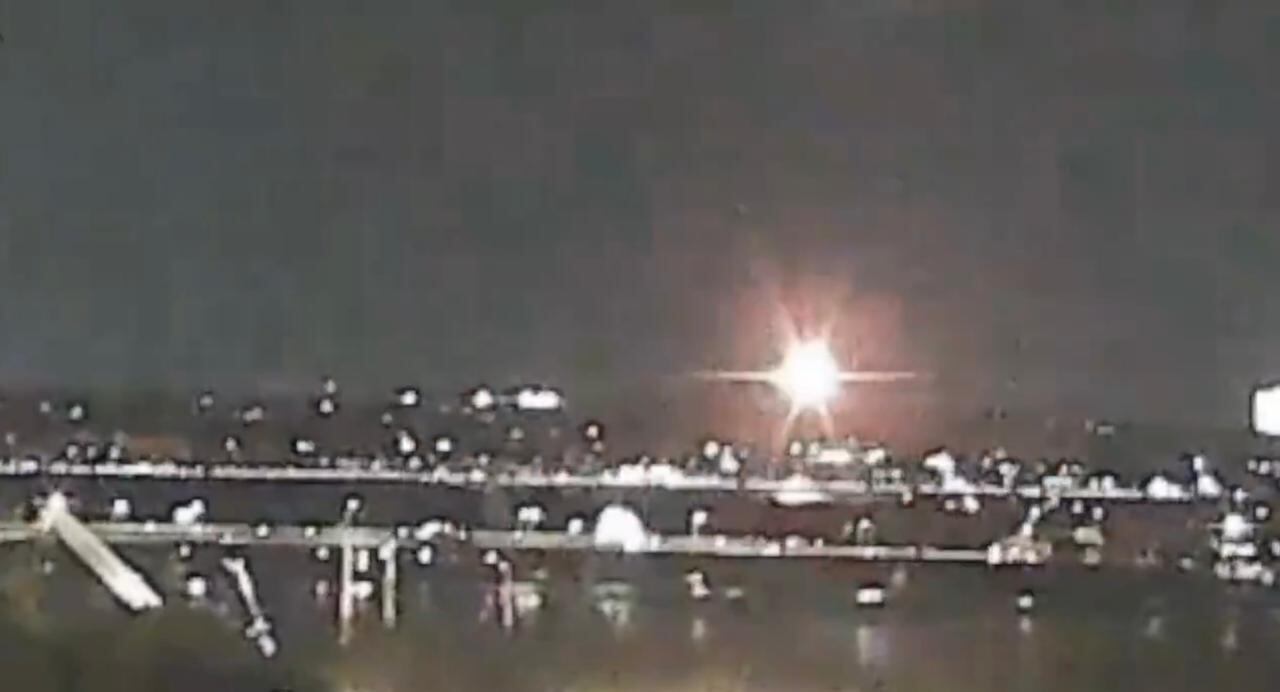 Una aeronave pequeña se estrelló en el río Potomac, en la capital estadounidense. Imagen tomada de redes sociales.