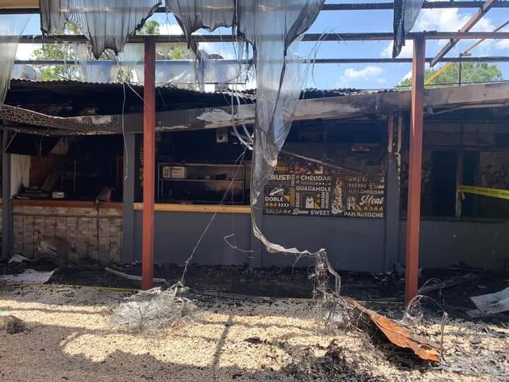 El emprendimiento de hamburguesas de cuatro pulseadores ticos se quemó totalmente el año pasado en un incendio. A pesar de que tuvieron que renunciar al sueño del negocito, pronto se levantaron y volvieron a emprender