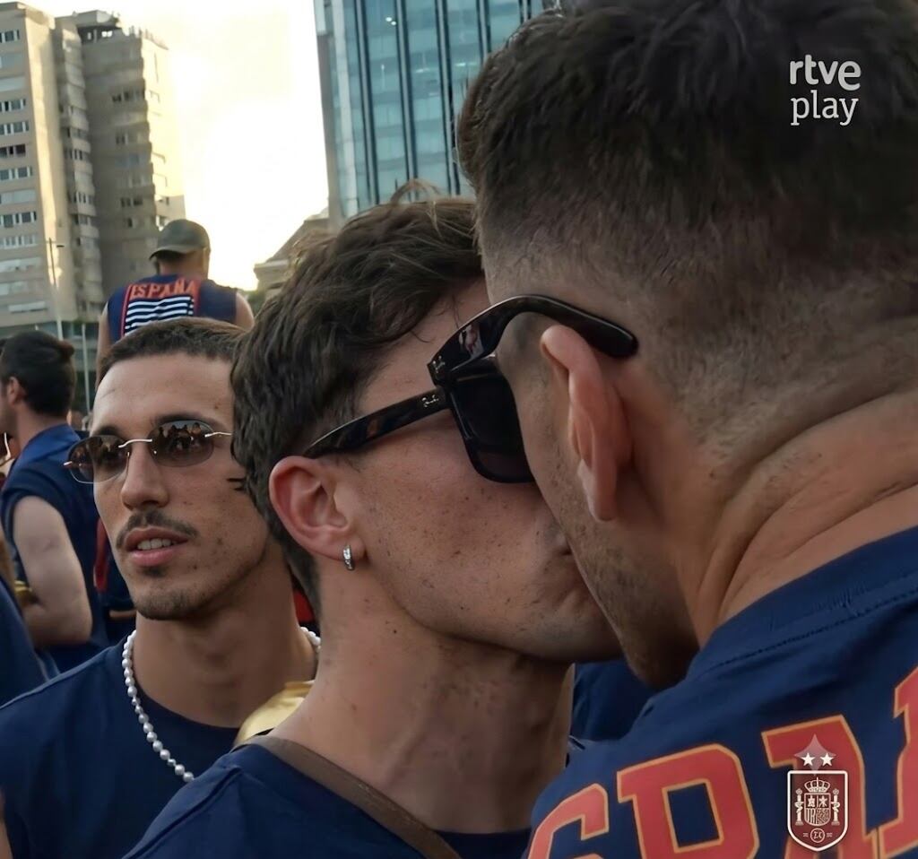 Yéremy Pino y Unai Simón protagonizaron un inesperado momento durante la celebración del Mundial 2026.