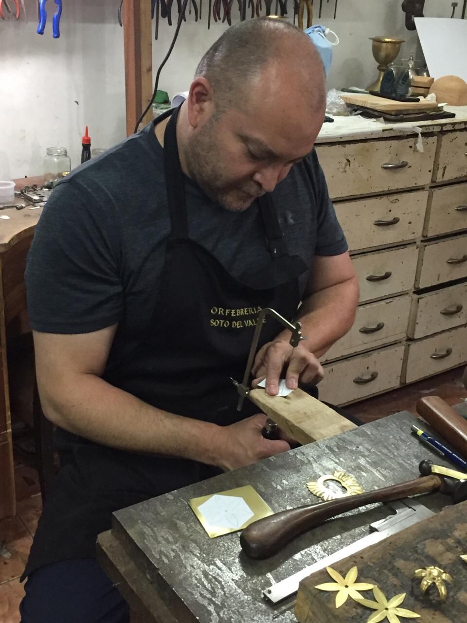 Fernando Soto Coto es el único Joyero de la Virgen de la familia Del Valle que queda con vida y la crisis por la pandemia lo golpeó duro hasta que se puso a hacer virgencitas