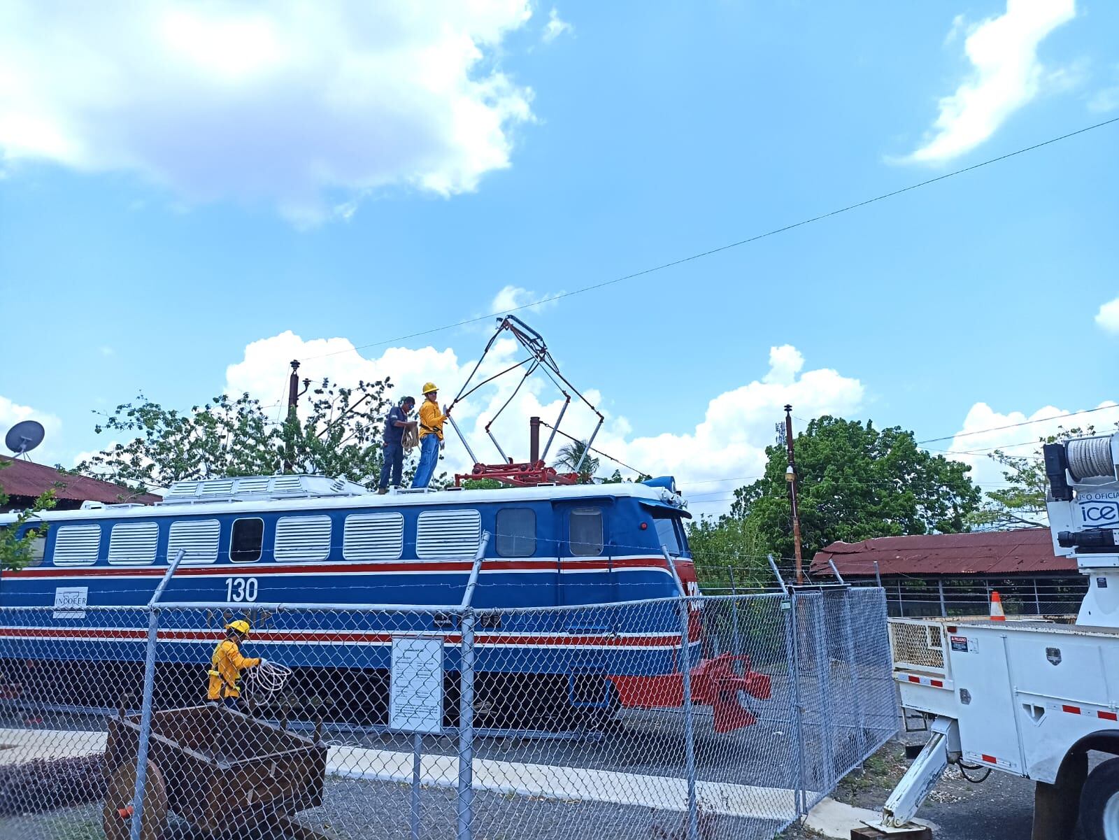 Giovanni Castaldini, el presidente de la Asociación de Desarrollo para la Preservación del Patrimonio Cultural de Orotina y un grupo de orotinenses restauraron la máquina 130 y ahora se exhibe en Orotina.