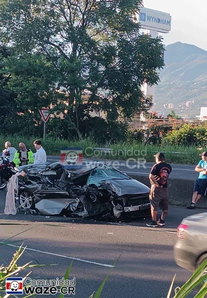 Un aparatoso choque entre un carro y un autobús en la General Cañas. Foto: Waze