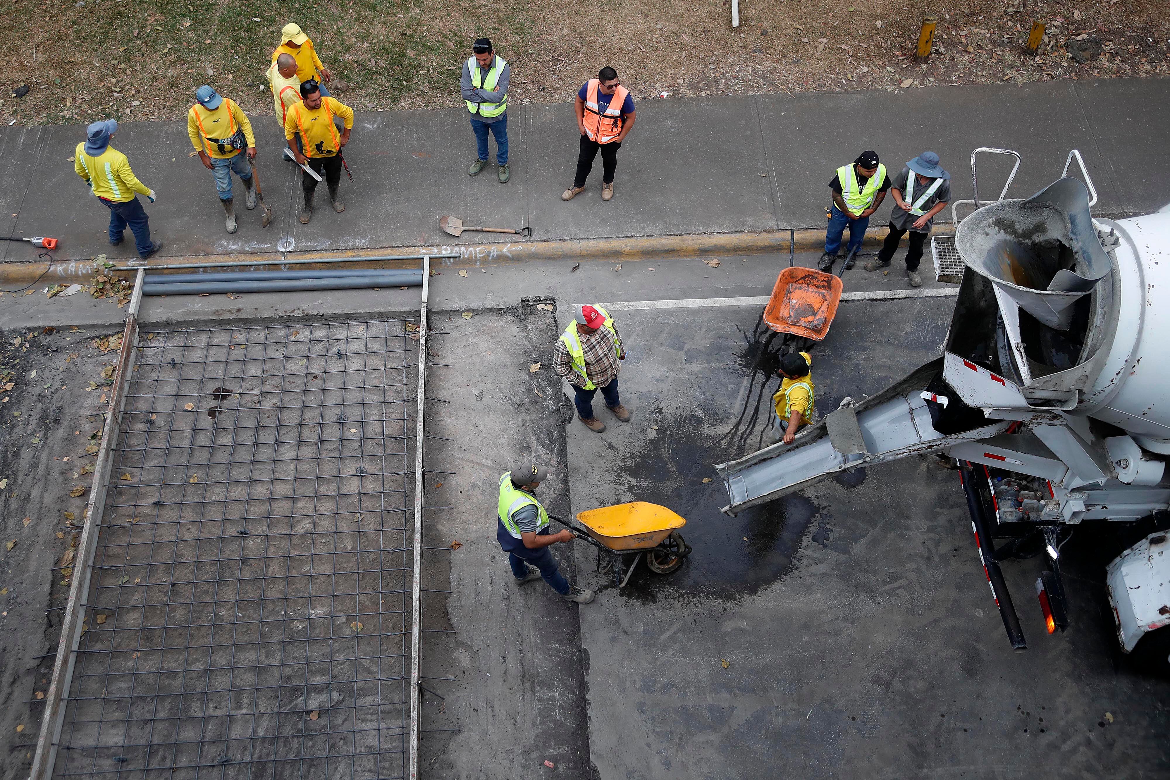 29/09/2023 Parque de La Paz. Una cuadrilla del Ministerio de Obras Públicas y Transportes (MOPT) trabajaba este lunes por la tarde en la construcción de un paso peatonal, 50 metros al sur de la rotonda, como alternativa para los transeúntes que se quedaron sin el puente peatonal, que estaba a unos 150 metros y que debió ser removido luego tras desplomarse.