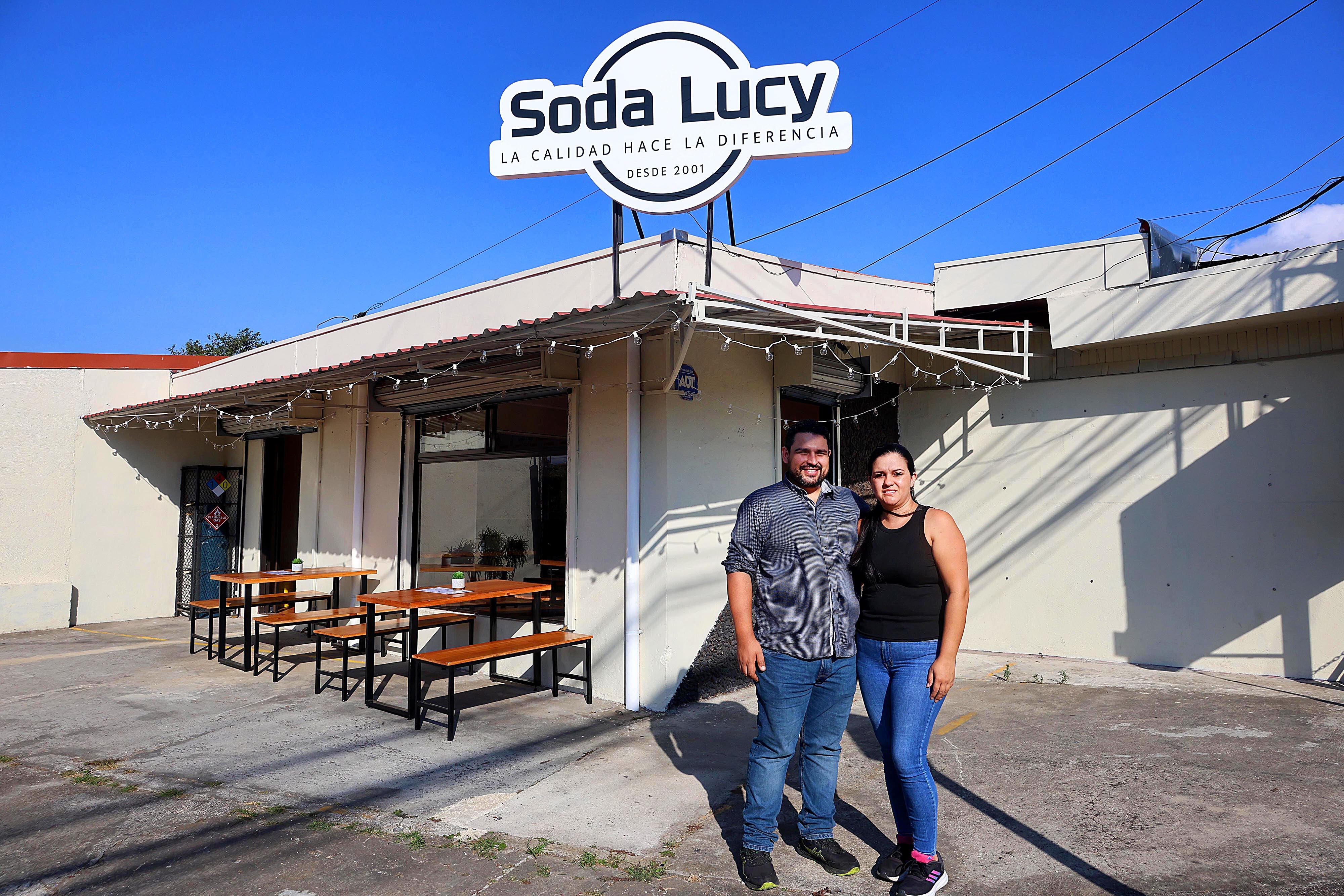 16/04/2024 Llorente de Tibás. Soda Lucy es un local de comida rápida: hamburguesas, sandwiches lápiz, tacos, doraditas, etc. Se trata de una especie de sucursal de la soda original de San Rafael de Oreamuno, en Cartago, con la misma calidad, precios muy accesibles y buena atención. Sus propietarios destacan que todos los alimentos, incluyendo las tortas y la mayonesa, son preparados por ellos mismos. Foto: Rafael Pacheco Granados