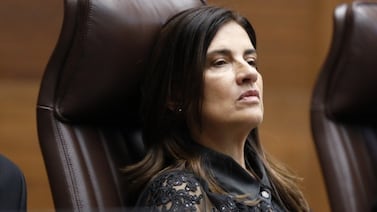 Opinión: Les voy a contar dos historias y ustedes me ayudan a elegir cuál es un tico con corona