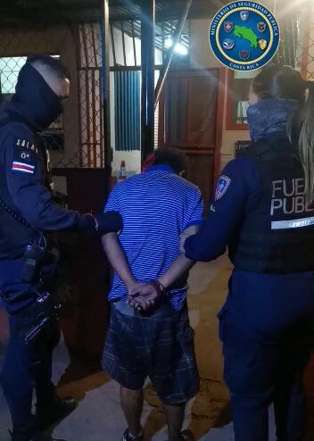 Detienen a sospechoso de robar 8 medidos eléctricos en Hatillo. Foto MSP.