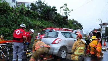 Cruzrojistas logran rescatar con vida a motociclistas prensados debajo de carro y bus