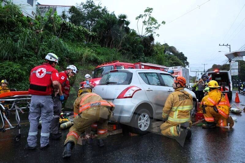 Uno de los accidentes ocurrió al frente de la antigua Neón Nieto en Tibás. Foto Agencia Nacional de Información.