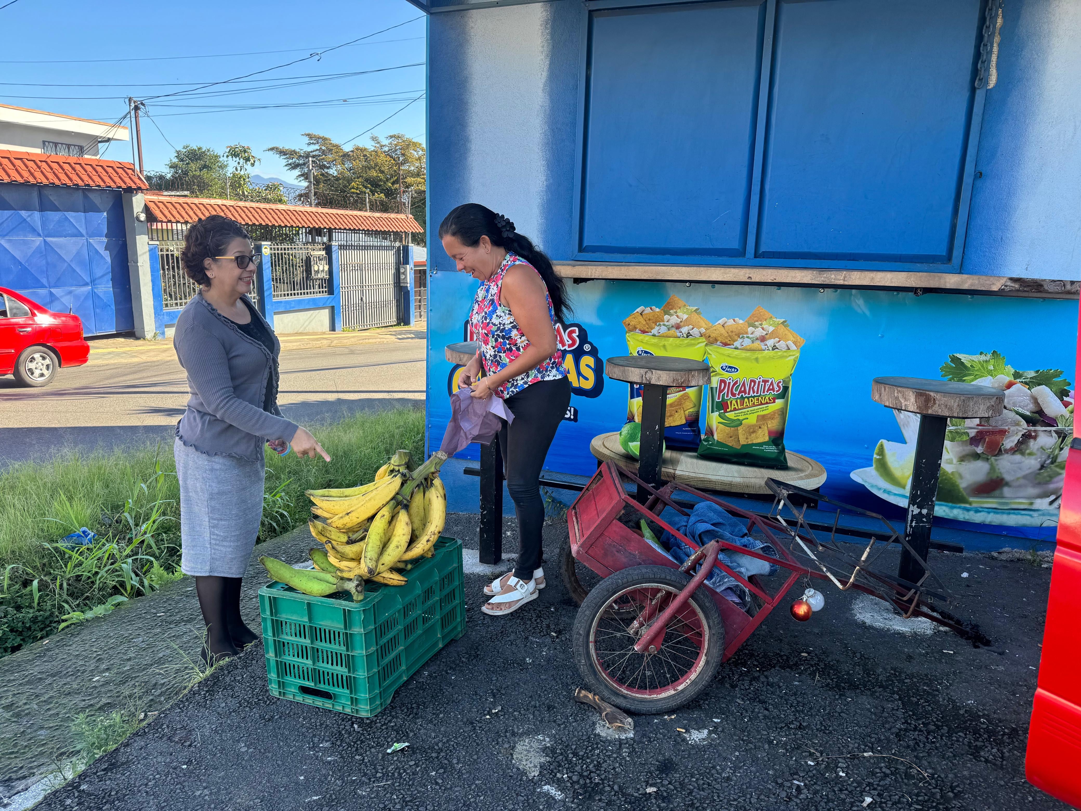 Una vecina de San Juan de Dios convirtió su carreta y los plátanos en una gran oportunidad.