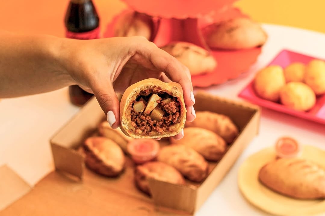 Su negocio con la receta de mamá causó polémica al inicio, pero ahora nadie se resiste.