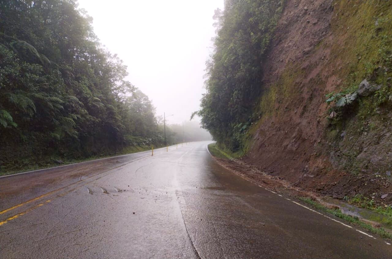 Fotografía de la ruta 32 con paso vehicular libre en el sector del Zurquí este 2 de diciembre, tras reapertura luego de un derrumbe el día anterior. Fotografía: Cortesía MOPT.