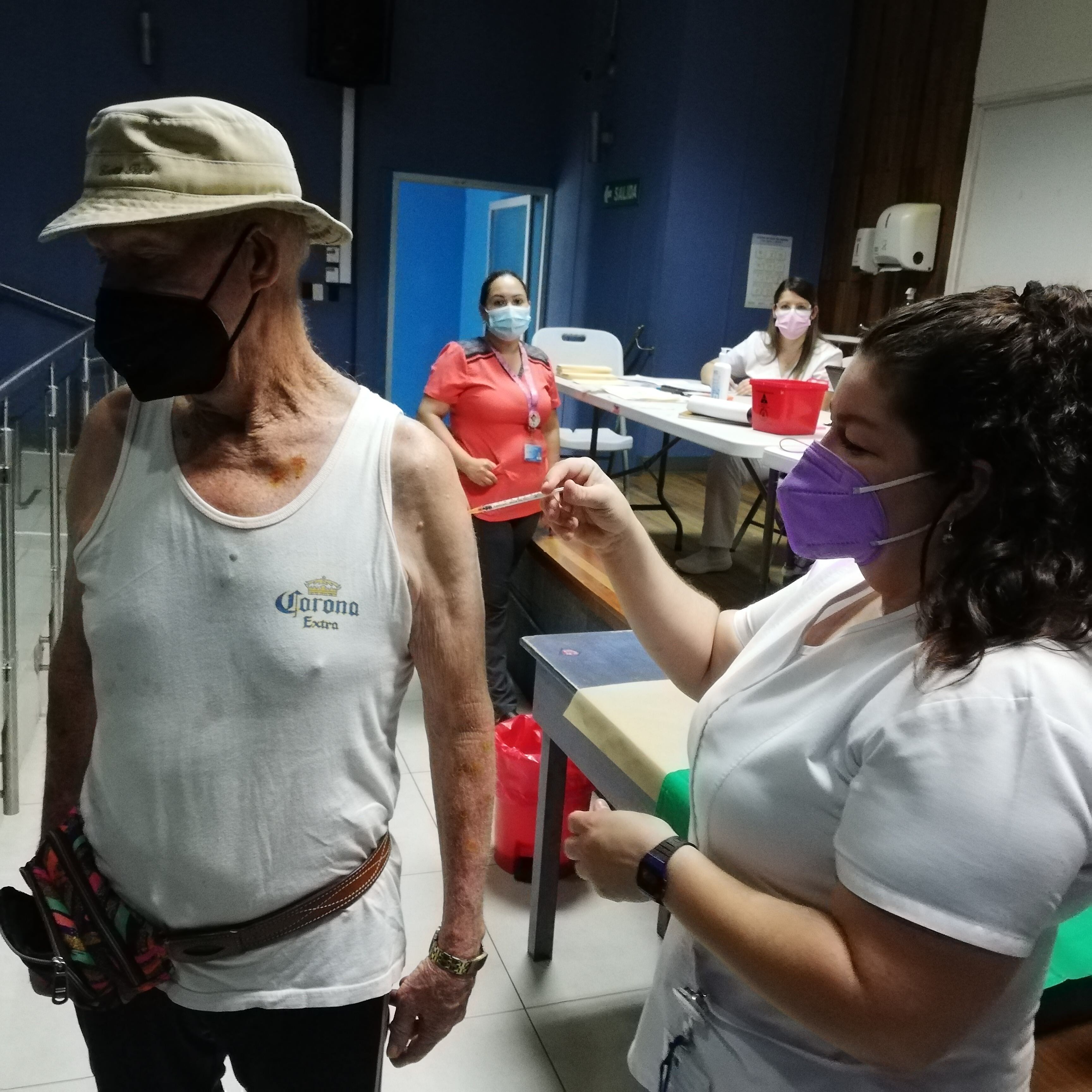 Don Eloy Castro Pérez tiene 79 años, es vecino de barrio don Bosco y el 17 de octubre se fue vacunar por primera vez contra el covid-19 en la clínica Moreno Cañas de barrio Cuba. En la foto, la enfermera Angie Fernández Herrera, lo vacuna contra el covid-19.