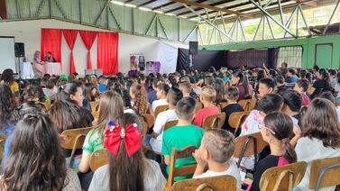 Utilizan humor, acrobacia y teatro para enseñar educación financiera a escolares y colegiales