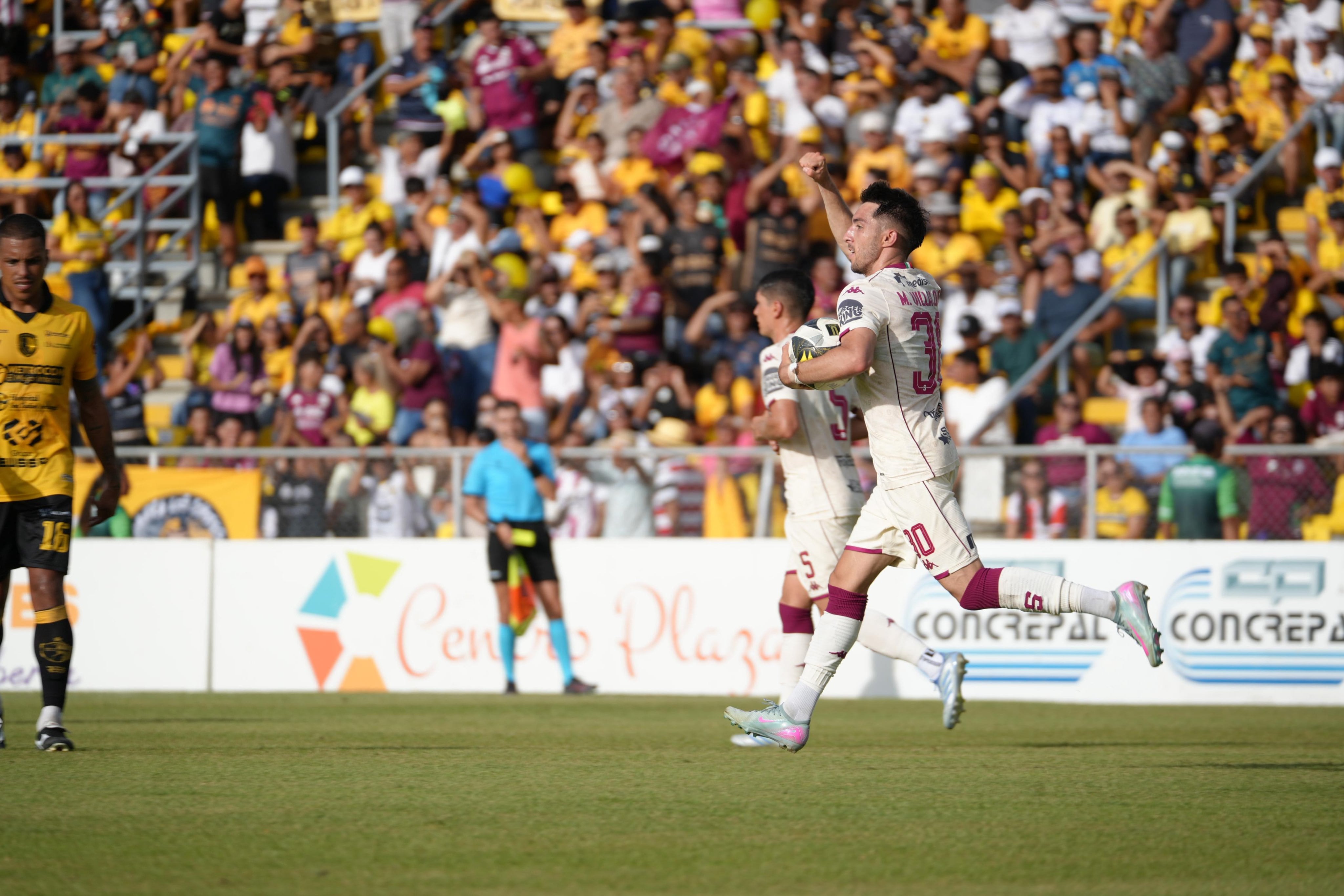 Mauricio Villalobos marcó segunda diana de Saprissa ante Liberia.