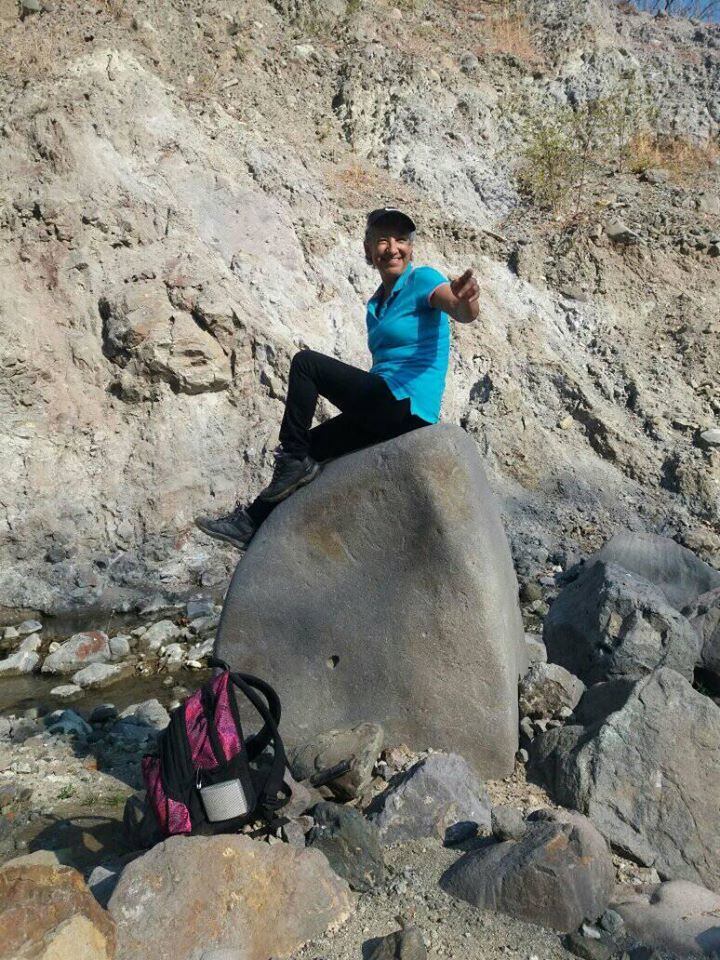 Duvi Carranza, pinta con tierra.