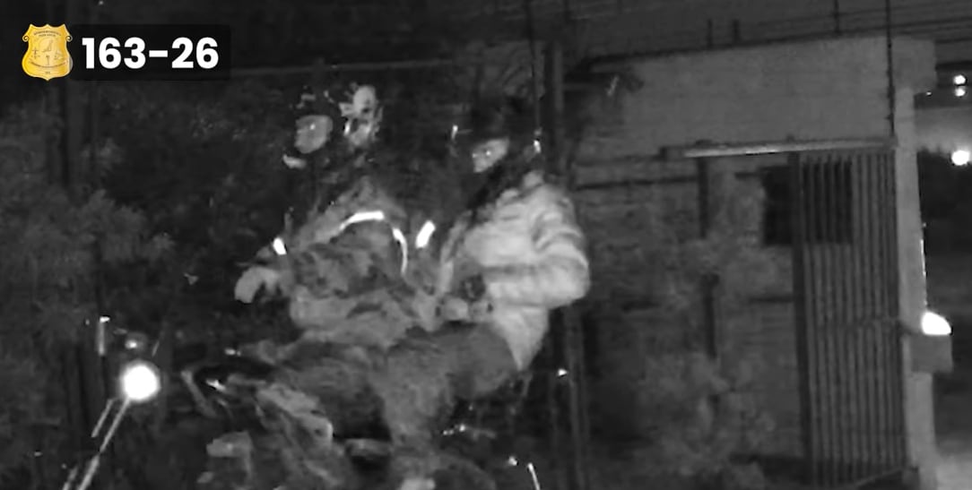 Dos hombres son buscados por las autoridades judiciales como sospechosos de participar en el doble homicidio en un motel en Pavas. Foto: Captura de video OIJ