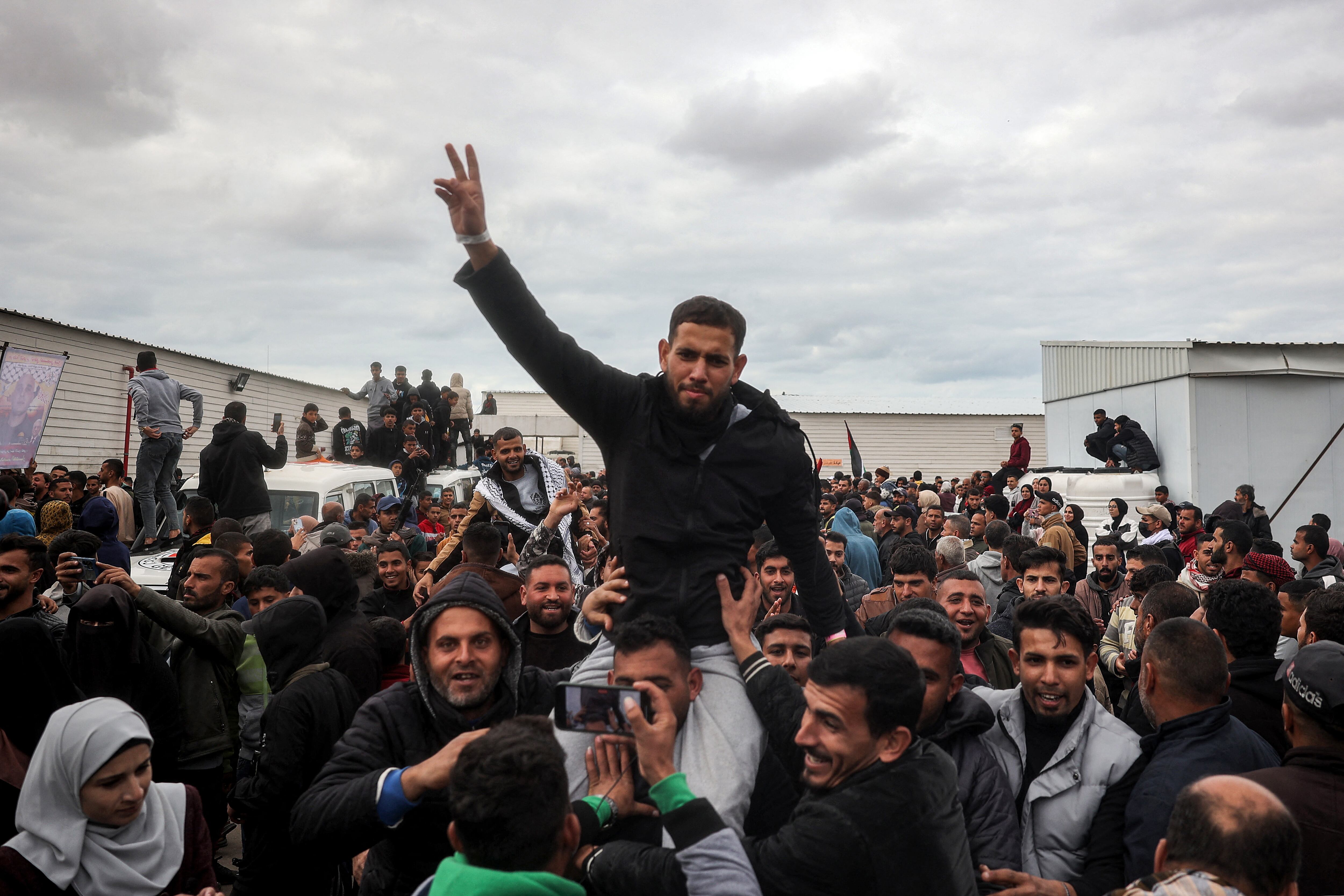 Uno de los prisioneros palestinos liberados en el quinto intercambio de rehenes por prisioneros en virtud del acuerdo de alto el fuego en Gaza es llevado sobre los hombros de un hombre a su llegada al Hospital Europeo en Khan Yunis, en el sur de la Franja de Gaza.