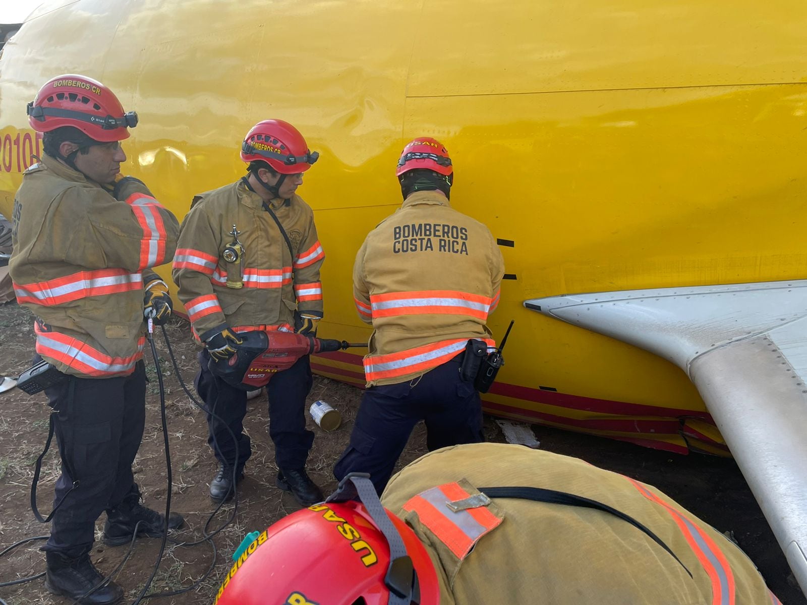 A partir de las 5 de la mañana de este 13 de abril, Miércoles Santo, cuando Bomberos de Costa Rica confirmó que la zona estaba segura, se comenzaron los trabajo para quitar el avión de DHL que se partió en el aeropuerto Juan Santamaría