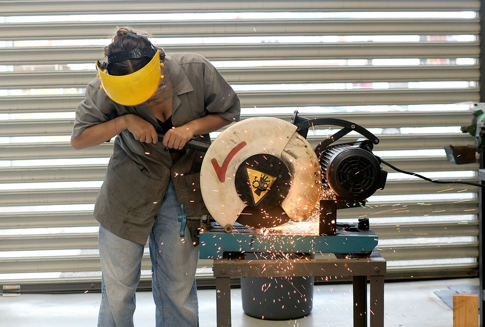 A sus 20 años, Karina Artavia Calvo ya tiene la mirada puesta en el cielo… pero no por distraída, sino porque su sueño es ver despegar un cohete hecho por manos ticas.