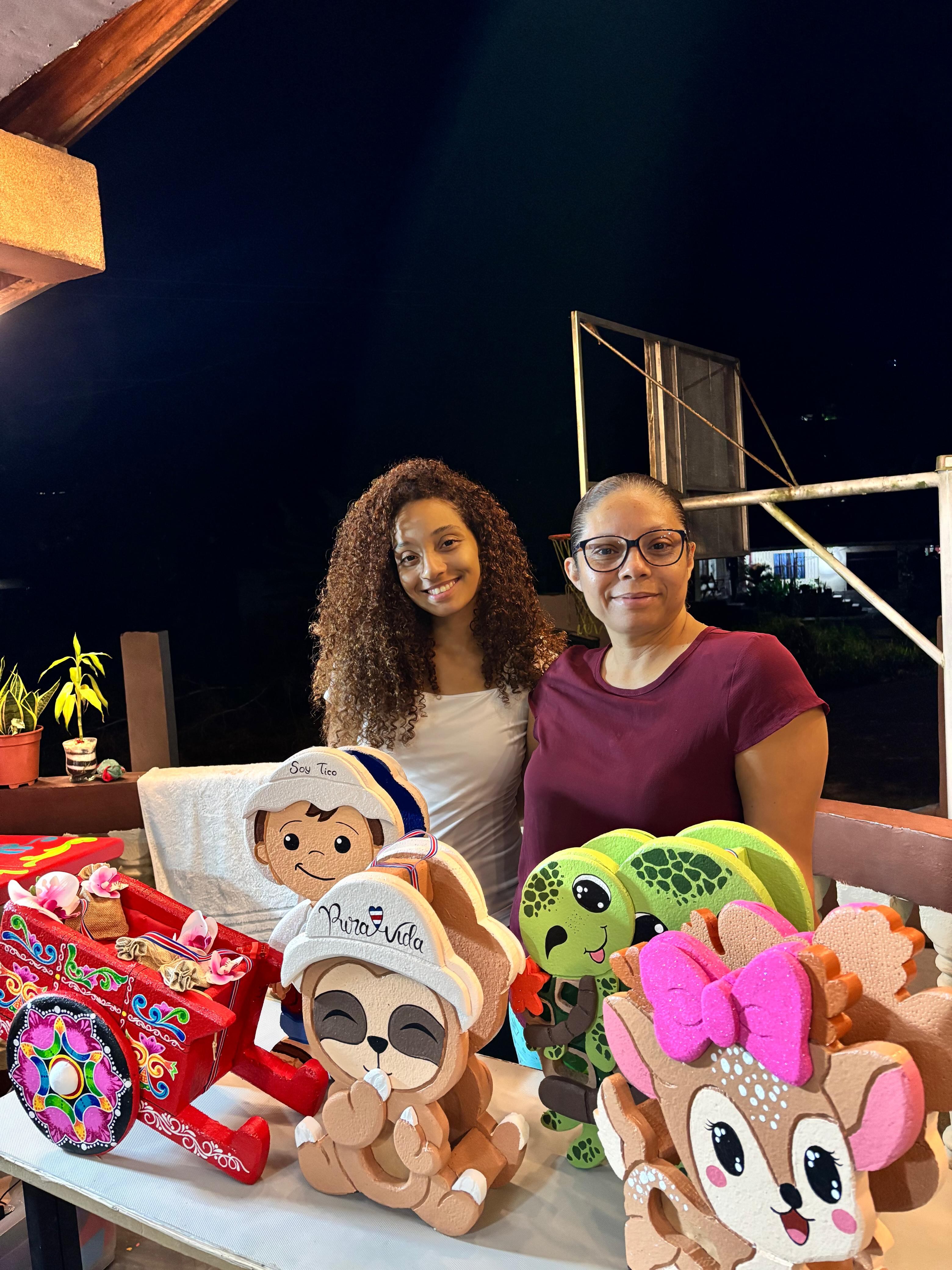 Farianny Castro Ulloa, estudiante de Administración en Recursos Humanos en la Ulicori, aprendió el oficio de manualidades de su mamá, Karla Ulloa Gaitán, quien comenzó el negocito hace unos 27 años.