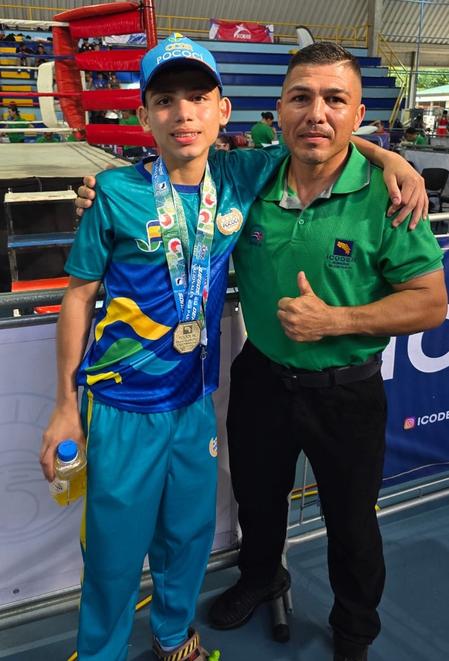 El oro regresa a la familia Vásquez tras 26 años de la hazaña de Luis Carlos Vásquez en los Juegos Nacionales de Pococí 2000. Ahora el que aparece en escena es su hijo, Santiago Vásquez, quien debutó en la categoría escolar y se dejó la presea dorada en Limón