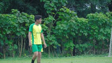 Joven futbolista tico desafía a los doctores y juega a pesar de compleja enfermedad