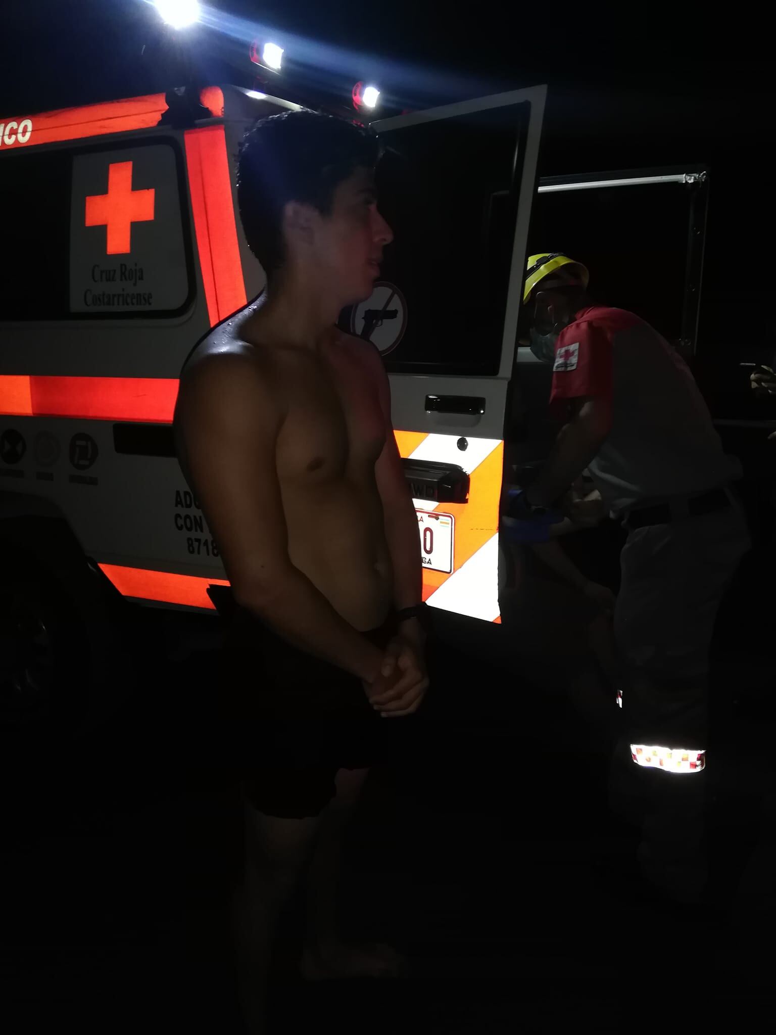 Triatleta salvó a hombre de morir ahogado en Dominical. Foto tomada de Facebook.