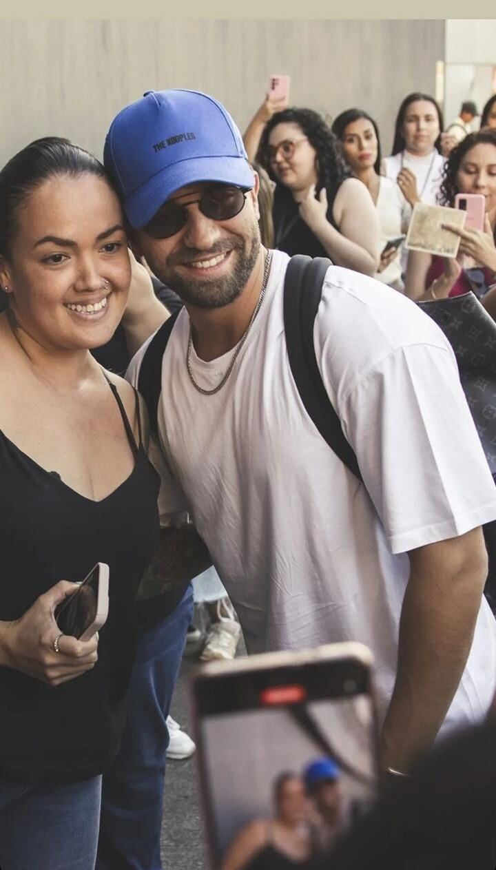 Al cantante español Pablo Alborán lo esperaron muchos fans en el aeropuerto