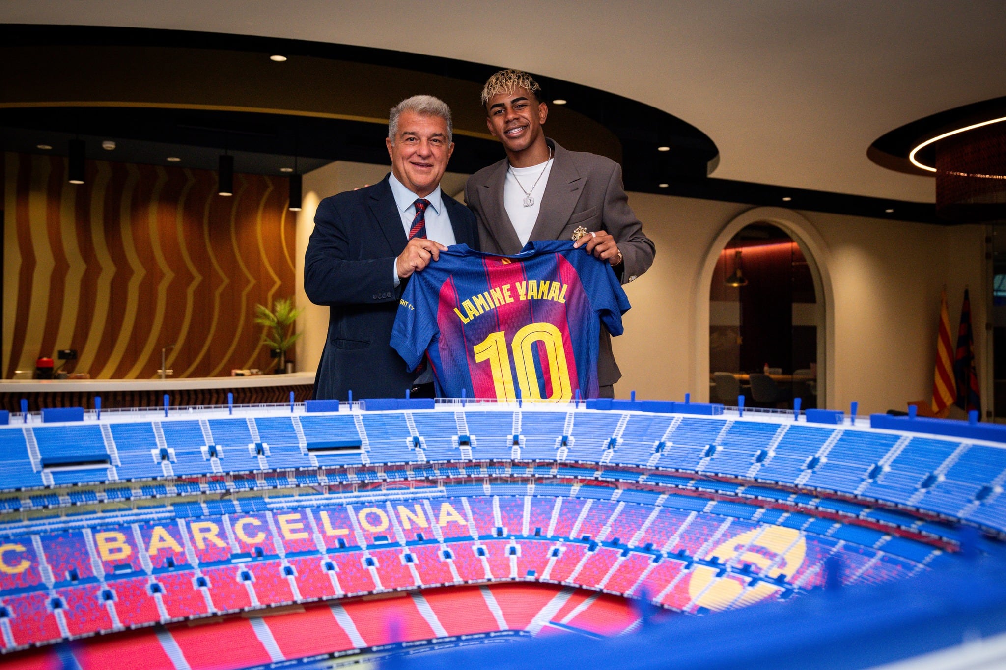 Lamine Yamal junto al el presidente Joan Laporta