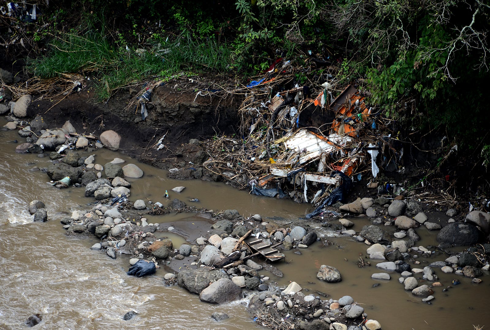 27/10/2017, Basura, contaminación, Río Virilla, río,