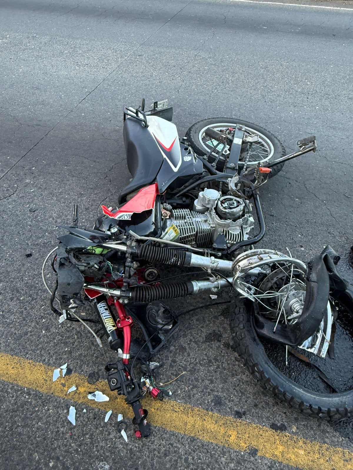 Un motociclista de apellido Sequeira, de 23 años, quien, al parecer, viajaba sin casco y en contravía murió al chocar con un carro en el puente Juan Pablo Segundo en La Uruca. Foto: Tomadas de Noticias Red CR