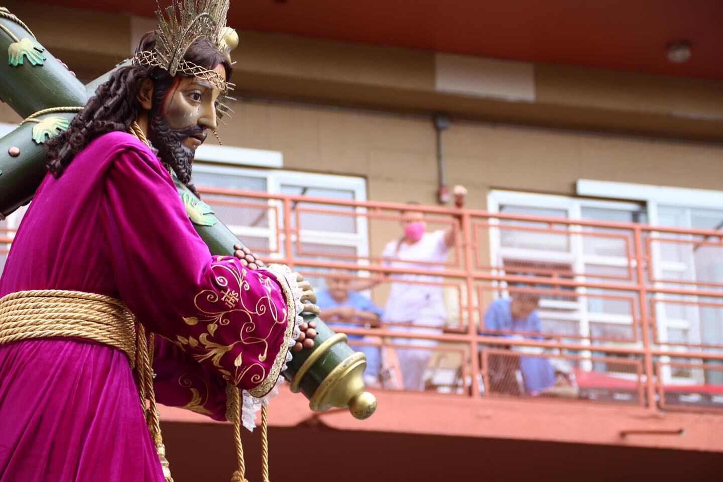 Durante la mañana de este Viernes Santo del 2021 la imagen de Jesús Nazareno cumplió su promesa y visitó los hospitales de San José.