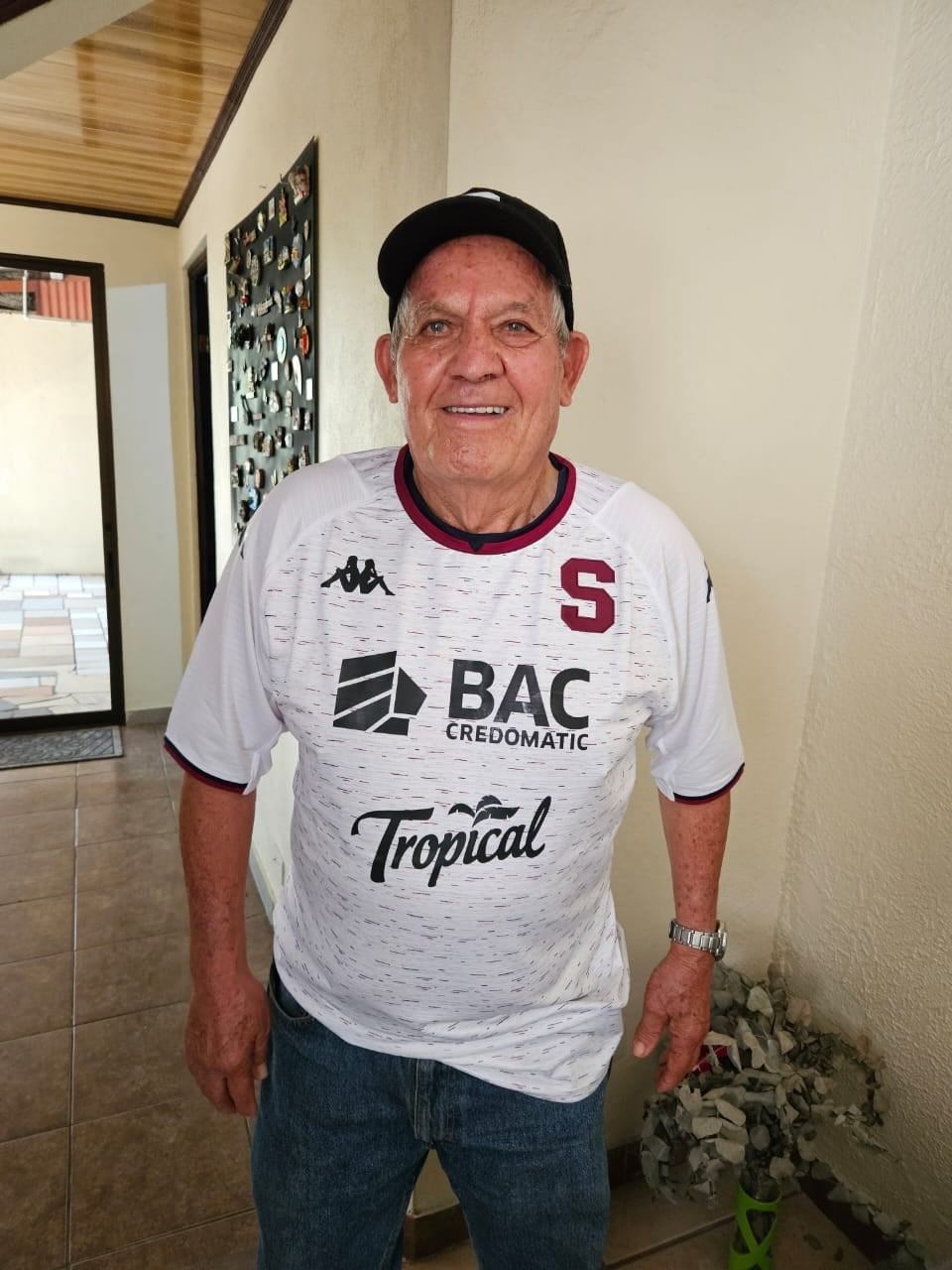 Don Rafael Zamora anda todo realizado con la camiseta de Saprissa firmada por Mariano Torres. Foto: Cortesía