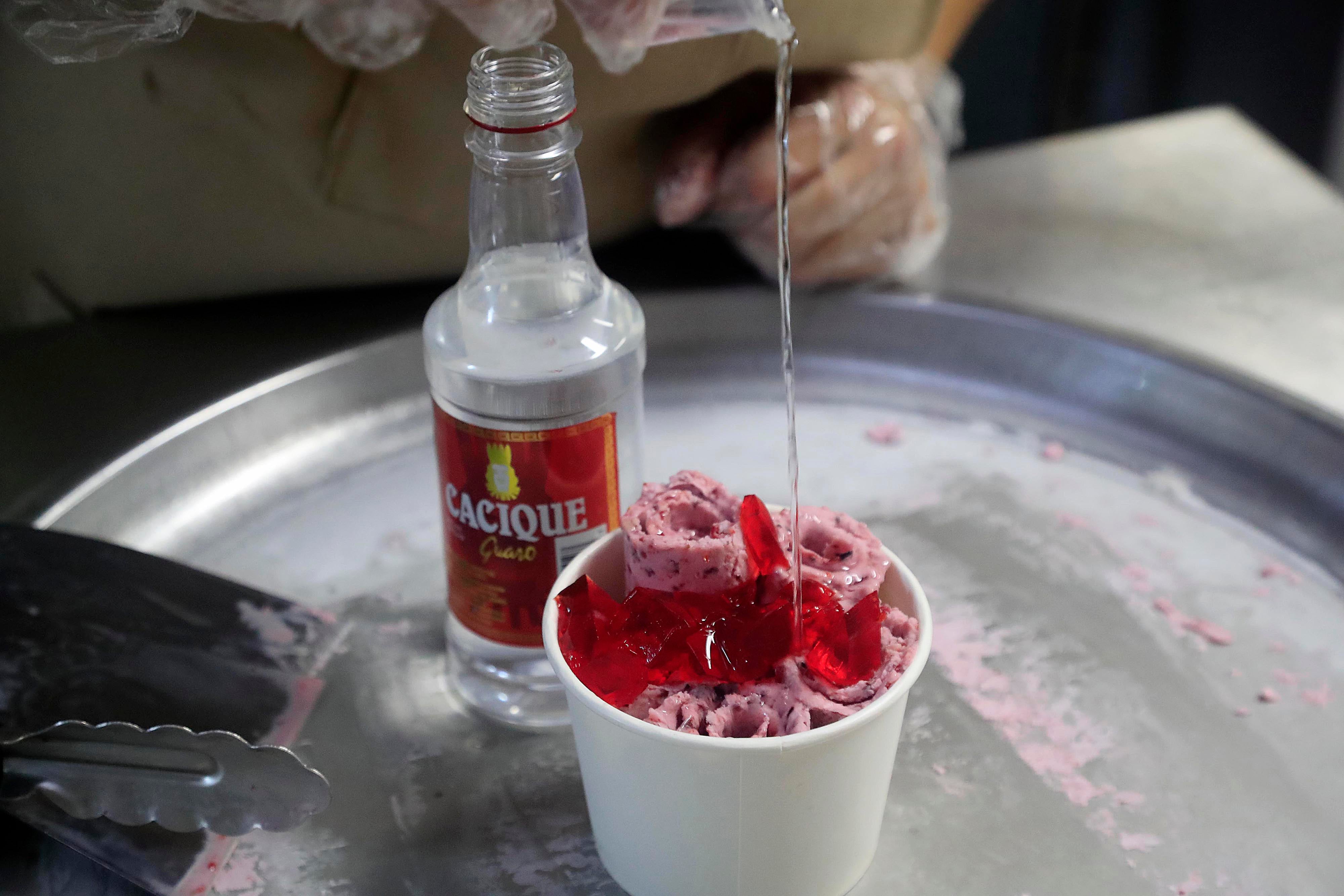 24/08/2023    San Pedro. En Mr. S Heladeria le preparan helados en rollo casi que de el o los sabores que se le antojen, incluso de Cacique.