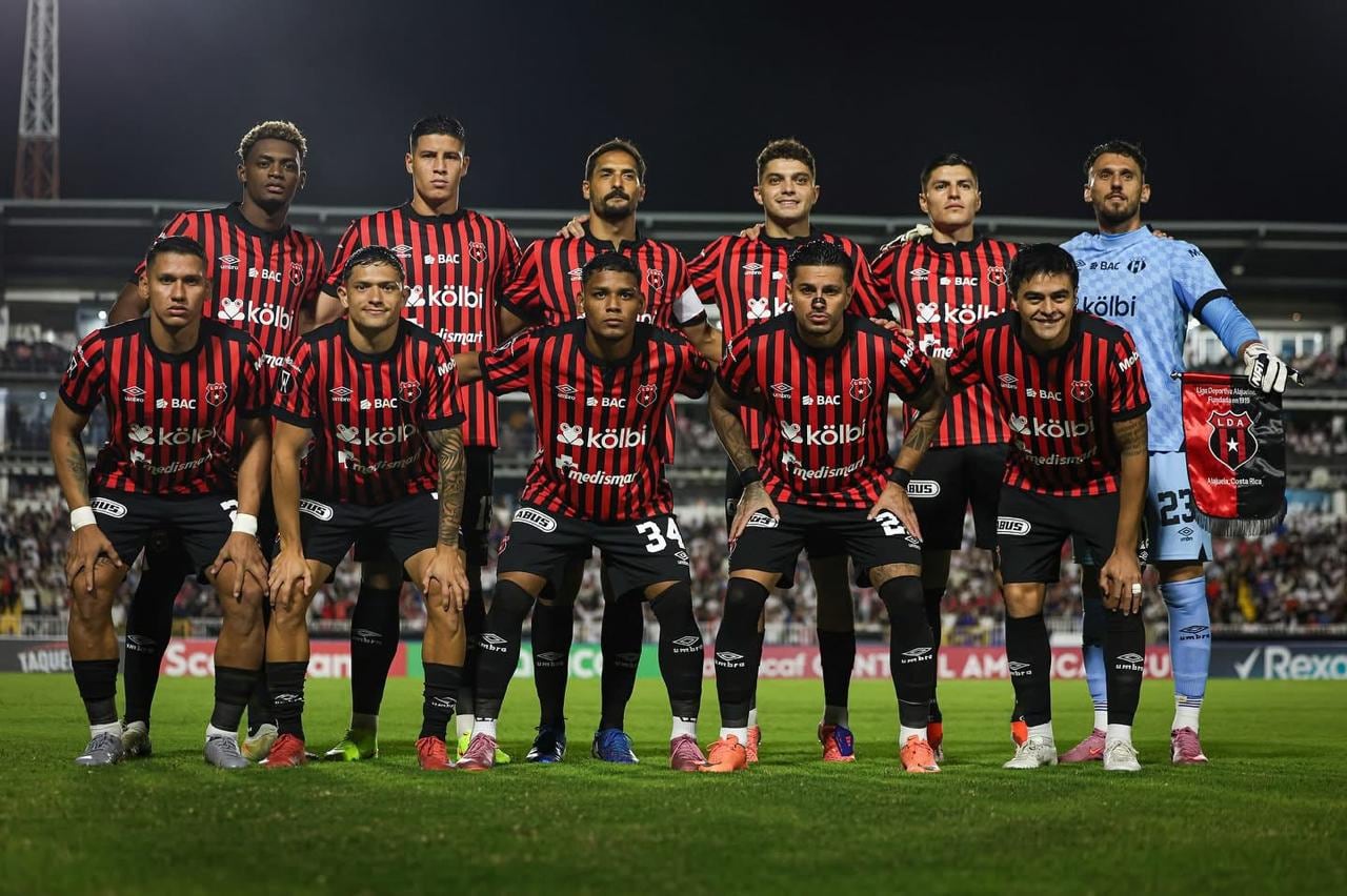 El equipo Alajuelense posa antes del partido contra Olimpia, en el que un jugador debió ser trasladado al hospital.