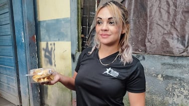 De las drogas a vender pan: joven madre encontró en Dios y en la repostería su nueva vida