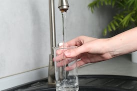 Vecinos sufrían al no tener agua todo el día, mientras el AyA celebraba su aniversario