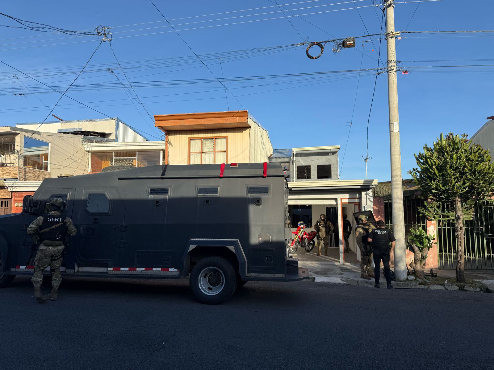 Parte del allanamiento en una de las dos viviendas en Tibás donde se busca la detención de dos personas por un homicidio en Zapote el mes pasado. Fotografía: